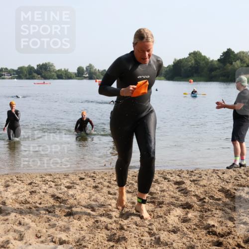 15.06.2025 - 27. Vierlanden-Triathlon Lena Gebhardt http://msf.ph/oto/8048391 15.06.2025 09:02:35 Schwimmen 200, 210, 223, 246 meine-sportfotos.de