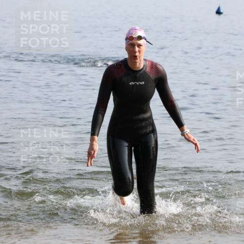 15.06.2025 - 27. Vierlanden-Triathlon Lena Gebhardt http://msf.ph/oto/8048406 15.06.2025 09:02:39 Schwimmen 200, 210, 223, 246 meine-sportfotos.de