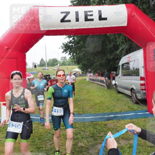21.06.2025 - 27. Vierlanden-Triathlon MichiJ http://msf.ph/oto/8048407 15.06.2026 14:19:38 Ziel 1198, 1200, 1265, 1303 meine-sportfotos.de