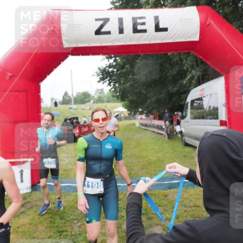 21.06.2025 - 27. Vierlanden-Triathlon MichiJ http://msf.ph/oto/8048413 15.06.2026 14:19:38 Ziel 1198, 1200, 1265, 1303 meine-sportfotos.de