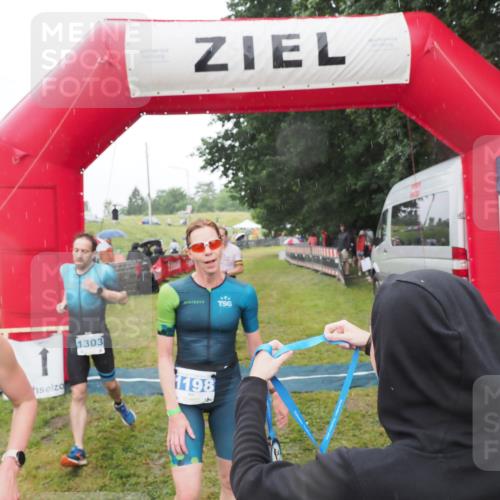 21.06.2025 - 27. Vierlanden-Triathlon MichiJ http://msf.ph/oto/8048415 15.06.2026 14:19:38 Ziel 1198, 1200, 1265, 1303 meine-sportfotos.de