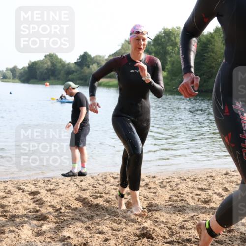 15.06.2025 - 27. Vierlanden-Triathlon Lena Gebhardt http://msf.ph/oto/8048416 15.06.2025 09:02:43 Schwimmen 200, 210, 223, 246 meine-sportfotos.de
