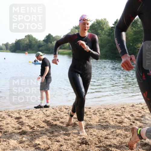 15.06.2025 - 27. Vierlanden-Triathlon Lena Gebhardt http://msf.ph/oto/8048417 15.06.2025 09:02:43 Schwimmen 200, 210, 223, 246 meine-sportfotos.de