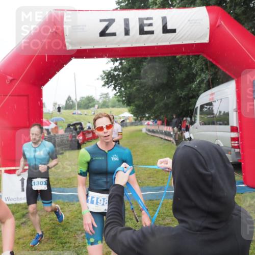 21.06.2025 - 27. Vierlanden-Triathlon MichiJ http://msf.ph/oto/8048418 15.06.2026 14:19:39 Ziel 1198, 1200, 1265, 1303 meine-sportfotos.de