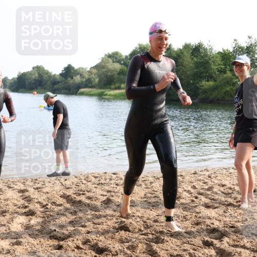 15.06.2025 - 27. Vierlanden-Triathlon Lena Gebhardt http://msf.ph/oto/8048419 15.06.2025 09:02:43 Schwimmen 200, 210, 223, 246 meine-sportfotos.de