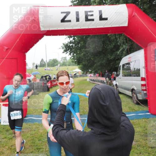 21.06.2025 - 27. Vierlanden-Triathlon MichiJ http://msf.ph/oto/8048422 15.06.2026 14:19:39 Ziel 1198, 1200, 1265, 1303 meine-sportfotos.de