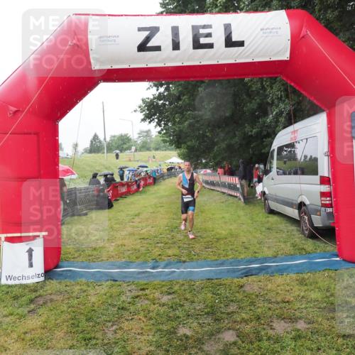 21.06.2025 - 27. Vierlanden-Triathlon MichiJ http://msf.ph/oto/8048426 15.06.2026 14:19:58 Ziel 1232 meine-sportfotos.de