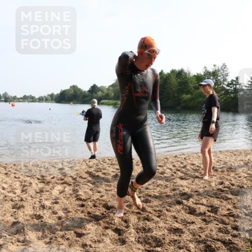 15.06.2025 - 27. Vierlanden-Triathlon Lena Gebhardt http://msf.ph/oto/8048427 15.06.2025 09:02:45 Schwimmen 200, 210, 223, 246 meine-sportfotos.de
