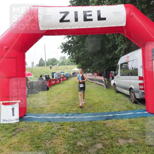 21.06.2025 - 27. Vierlanden-Triathlon MichiJ http://msf.ph/oto/8048428 15.06.2026 14:19:58 Ziel 1232 meine-sportfotos.de