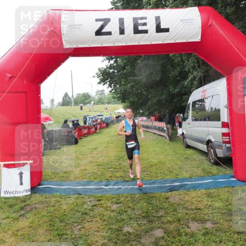 21.06.2025 - 27. Vierlanden-Triathlon MichiJ http://msf.ph/oto/8048434 15.06.2026 14:19:59 Ziel 1232 meine-sportfotos.de