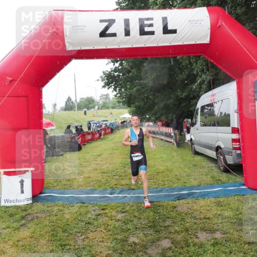 21.06.2025 - 27. Vierlanden-Triathlon MichiJ http://msf.ph/oto/8048436 15.06.2026 14:19:59 Ziel 1232 meine-sportfotos.de