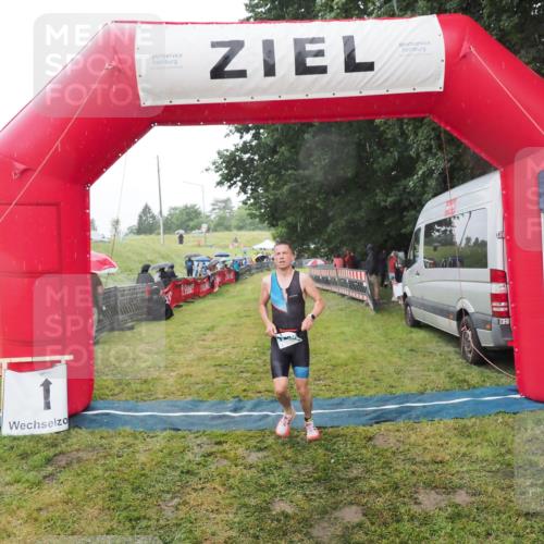 21.06.2025 - 27. Vierlanden-Triathlon MichiJ http://msf.ph/oto/8048438 15.06.2026 14:19:59 Ziel 1232 meine-sportfotos.de
