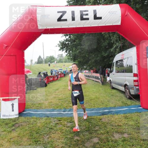 21.06.2025 - 27. Vierlanden-Triathlon MichiJ http://msf.ph/oto/8048440 15.06.2026 14:19:59 Ziel 1232 meine-sportfotos.de