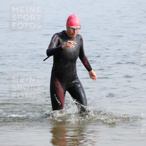 15.06.2025 - 27. Vierlanden-Triathlon Lena Gebhardt http://msf.ph/oto/8048442 15.06.2025 09:03:01 Schwimmen 219, 248 meine-sportfotos.de