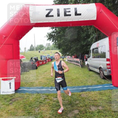 21.06.2025 - 27. Vierlanden-Triathlon MichiJ http://msf.ph/oto/8048443 15.06.2026 14:19:59 Ziel 1232 meine-sportfotos.de