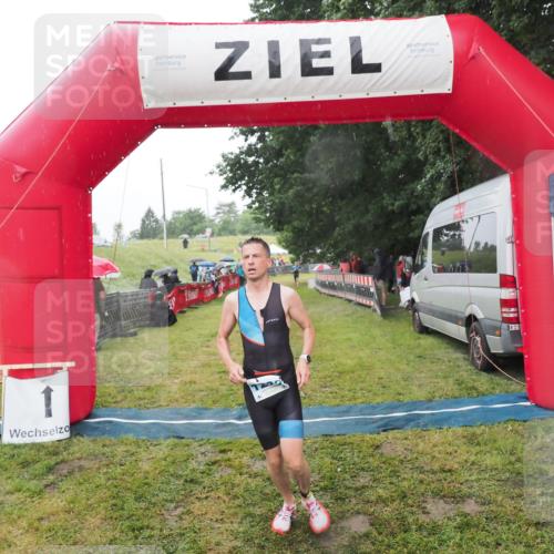 21.06.2025 - 27. Vierlanden-Triathlon MichiJ http://msf.ph/oto/8048445 15.06.2026 14:19:59 Ziel 1232 meine-sportfotos.de
