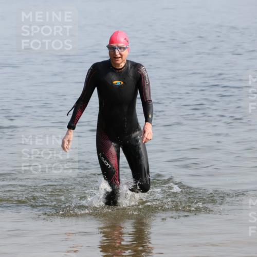15.06.2025 - 27. Vierlanden-Triathlon Lena Gebhardt http://msf.ph/oto/8048446 15.06.2025 09:03:02 Schwimmen 219, 248 meine-sportfotos.de