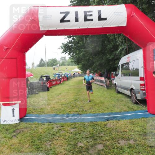 21.06.2025 - 27. Vierlanden-Triathlon MichiJ http://msf.ph/oto/8048447 15.06.2026 14:20:05 Ziel 1232, 1310 meine-sportfotos.de