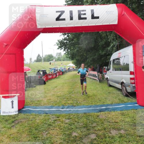 21.06.2025 - 27. Vierlanden-Triathlon MichiJ http://msf.ph/oto/8048449 15.06.2026 14:20:05 Ziel 1232, 1310 meine-sportfotos.de