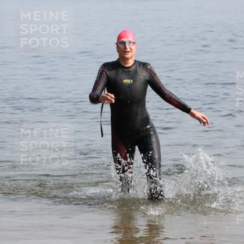 15.06.2025 - 27. Vierlanden-Triathlon Lena Gebhardt http://msf.ph/oto/8048450 15.06.2025 09:03:02 Schwimmen 219, 248 meine-sportfotos.de