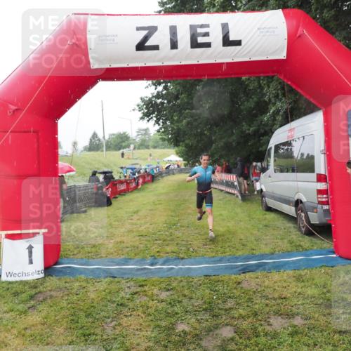 21.06.2025 - 27. Vierlanden-Triathlon MichiJ http://msf.ph/oto/8048451 15.06.2026 14:20:06 Ziel 1232, 1310 meine-sportfotos.de