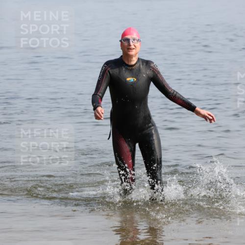 15.06.2025 - 27. Vierlanden-Triathlon Lena Gebhardt http://msf.ph/oto/8048452 15.06.2025 09:03:02 Schwimmen 219, 248 meine-sportfotos.de