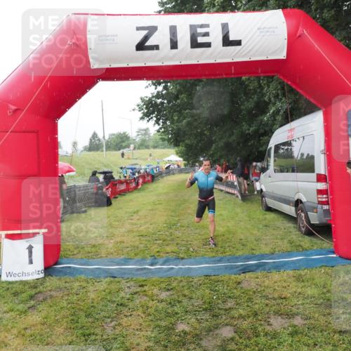 21.06.2025 - 27. Vierlanden-Triathlon MichiJ http://msf.ph/oto/8048453 15.06.2026 14:20:06 Ziel 1232, 1310 meine-sportfotos.de