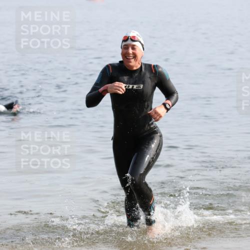 15.06.2025 - 27. Vierlanden-Triathlon Lena Gebhardt http://msf.ph/oto/8048454 15.06.2025 09:03:04 Schwimmen 219, 248 meine-sportfotos.de