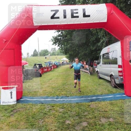 21.06.2025 - 27. Vierlanden-Triathlon MichiJ http://msf.ph/oto/8048455 15.06.2026 14:20:06 Ziel 1232, 1310 meine-sportfotos.de