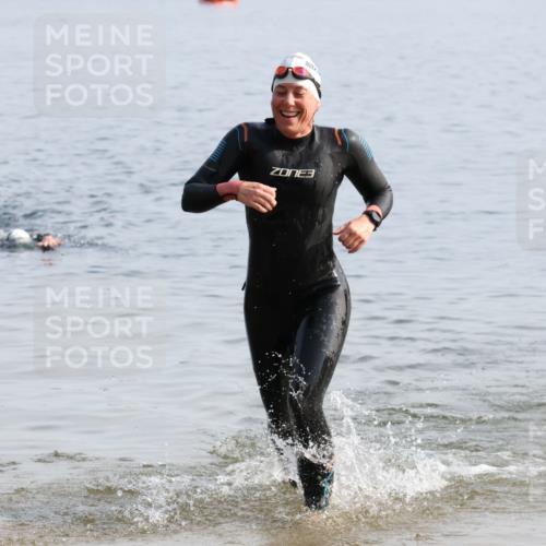 15.06.2025 - 27. Vierlanden-Triathlon Lena Gebhardt http://msf.ph/oto/8048456 15.06.2025 09:03:04 Schwimmen 219, 248 meine-sportfotos.de