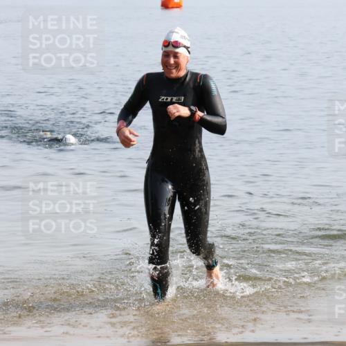 15.06.2025 - 27. Vierlanden-Triathlon Lena Gebhardt http://msf.ph/oto/8048457 15.06.2025 09:03:04 Schwimmen 219, 248 meine-sportfotos.de