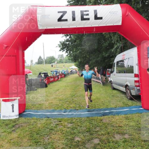 21.06.2025 - 27. Vierlanden-Triathlon MichiJ http://msf.ph/oto/8048458 15.06.2026 14:20:06 Ziel 1232, 1310 meine-sportfotos.de