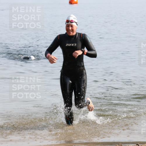 15.06.2025 - 27. Vierlanden-Triathlon Lena Gebhardt http://msf.ph/oto/8048459 15.06.2025 09:03:04 Schwimmen 219, 248 meine-sportfotos.de