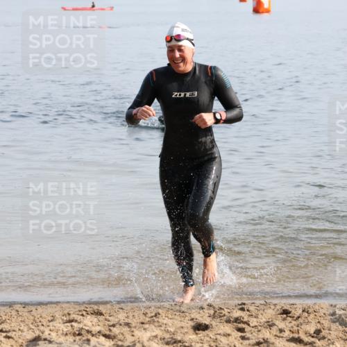 15.06.2025 - 27. Vierlanden-Triathlon Lena Gebhardt http://msf.ph/oto/8048461 15.06.2025 09:03:05 Schwimmen 219, 248 meine-sportfotos.de