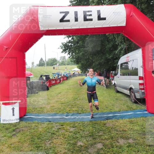 21.06.2025 - 27. Vierlanden-Triathlon MichiJ http://msf.ph/oto/8048462 15.06.2026 14:20:06 Ziel 1232, 1310 meine-sportfotos.de