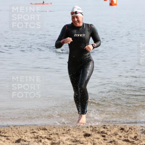 15.06.2025 - 27. Vierlanden-Triathlon Lena Gebhardt http://msf.ph/oto/8048464 15.06.2025 09:03:05 Schwimmen 219, 248 meine-sportfotos.de