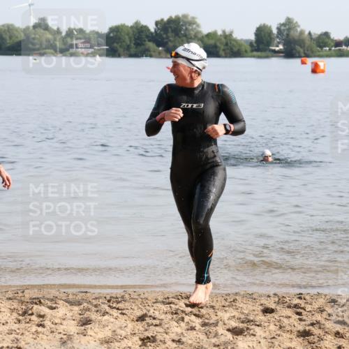 15.06.2025 - 27. Vierlanden-Triathlon Lena Gebhardt http://msf.ph/oto/8048465 15.06.2025 09:03:06 Schwimmen 219, 248 meine-sportfotos.de
