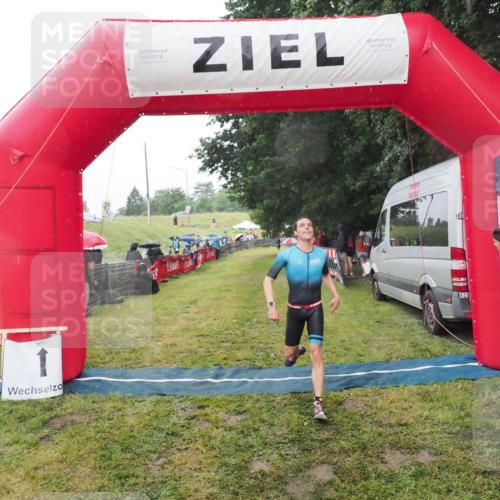 21.06.2025 - 27. Vierlanden-Triathlon MichiJ http://msf.ph/oto/8048466 15.06.2026 14:20:06 Ziel 1232, 1310 meine-sportfotos.de