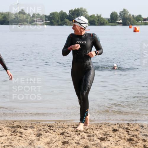 15.06.2025 - 27. Vierlanden-Triathlon Lena Gebhardt http://msf.ph/oto/8048467 15.06.2025 09:03:06 Schwimmen 219, 248 meine-sportfotos.de