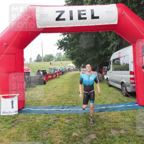 21.06.2025 - 27. Vierlanden-Triathlon MichiJ http://msf.ph/oto/8048468 15.06.2026 14:20:07 Ziel 1310 meine-sportfotos.de
