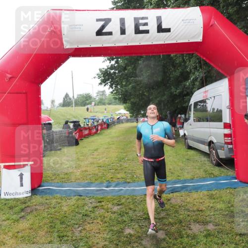 21.06.2025 - 27. Vierlanden-Triathlon MichiJ http://msf.ph/oto/8048472 15.06.2026 14:20:07 Ziel 1310 meine-sportfotos.de