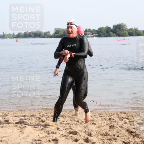 15.06.2025 - 27. Vierlanden-Triathlon Lena Gebhardt http://msf.ph/oto/8048475 15.06.2025 09:03:07 Schwimmen 219, 248 meine-sportfotos.de