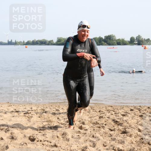 15.06.2025 - 27. Vierlanden-Triathlon Lena Gebhardt http://msf.ph/oto/8048476 15.06.2025 09:03:08 Schwimmen 219, 248 meine-sportfotos.de