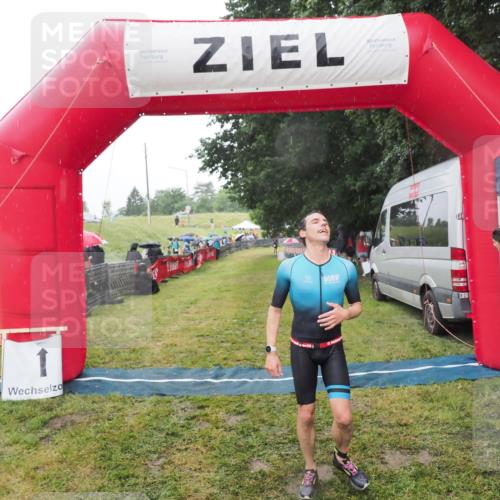 21.06.2025 - 27. Vierlanden-Triathlon MichiJ http://msf.ph/oto/8048477 15.06.2026 14:20:07 Ziel 1310 meine-sportfotos.de