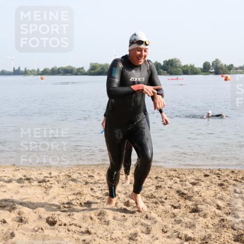 15.06.2025 - 27. Vierlanden-Triathlon Lena Gebhardt http://msf.ph/oto/8048478 15.06.2025 09:03:08 Schwimmen 219, 248 meine-sportfotos.de