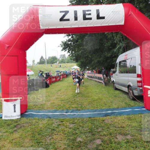 21.06.2025 - 27. Vierlanden-Triathlon MichiJ http://msf.ph/oto/8048481 15.06.2026 14:20:17 Ziel 910, 1209, 1213 meine-sportfotos.de