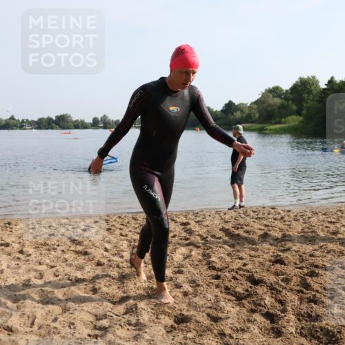 15.06.2025 - 27. Vierlanden-Triathlon Lena Gebhardt http://msf.ph/oto/8048484 15.06.2025 09:03:10 Schwimmen 219, 220, 248 meine-sportfotos.de