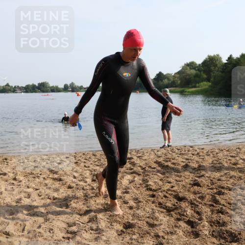15.06.2025 - 27. Vierlanden-Triathlon Lena Gebhardt http://msf.ph/oto/8048486 15.06.2025 09:03:10 Schwimmen 219, 220, 248 meine-sportfotos.de