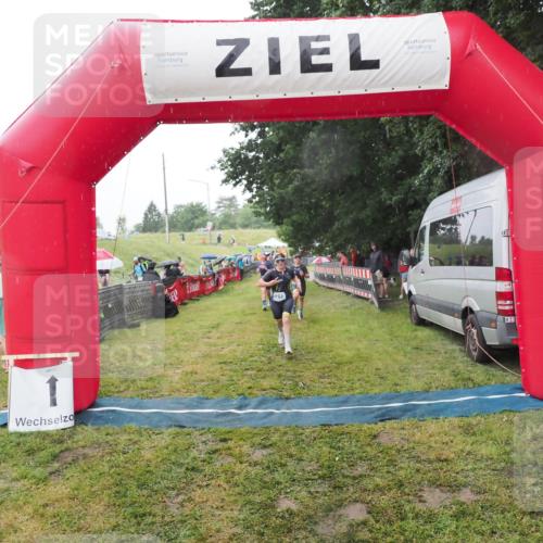 21.06.2025 - 27. Vierlanden-Triathlon MichiJ http://msf.ph/oto/8048487 15.06.2026 14:20:17 Ziel 910, 1209, 1213 meine-sportfotos.de