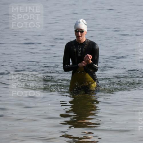 15.06.2025 - 27. Vierlanden-Triathlon Lena Gebhardt http://msf.ph/oto/8048488 15.06.2025 09:03:13 Schwimmen 219, 220, 248 meine-sportfotos.de